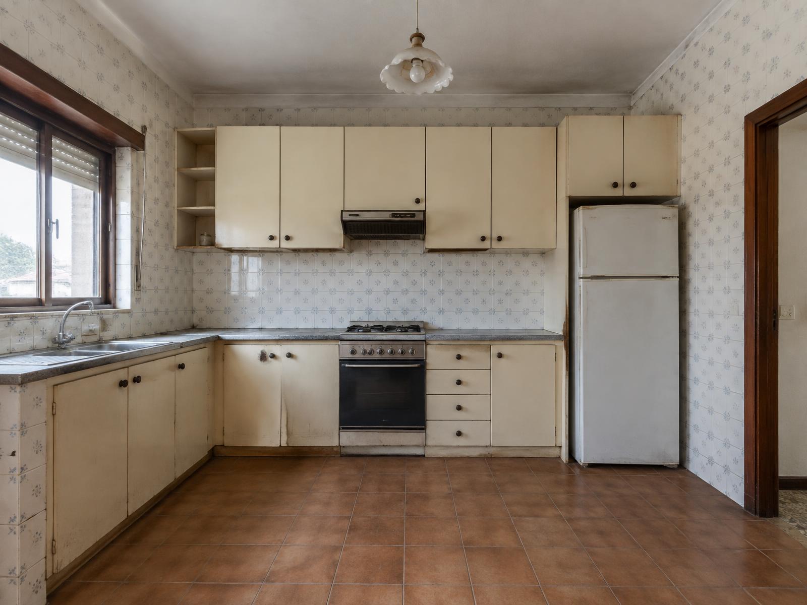 Conceito editorial de uma cozinha antes da renovação